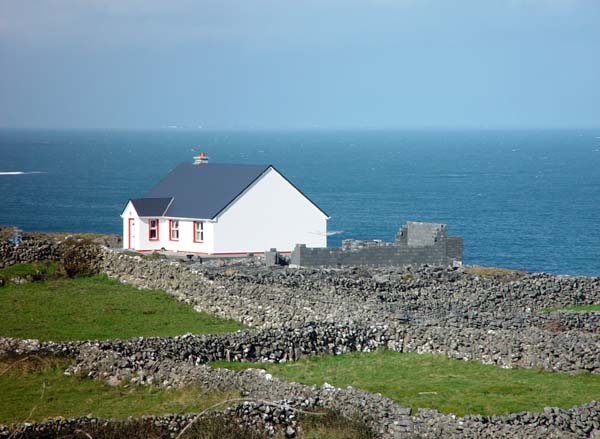 White_Seaside_House_(Closeup)